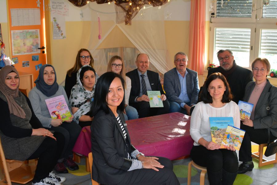 In der Kita Rappelkiste in Bad Wünnenberg trifft sich die neue Elterngruppe einmal in der Woche – vorne v.l. Projektkoordinatorin Gulshat Ouadine und Elternbegleiterin Weronika Dudeck; hinten v.l. Mütter und Projektbeteiligte: Noor Alhayali aus dem Irak, Baraa Alhmede aus Syrien, Hajar Hassni aus Afghanistan, Kita-Leiterin Claudia Grußmann , Anna Krogulecka aus Polen, Bürgermeister Christoph Rüther, Dr. Burkhard Lehman (Osthushenrich-Stiftung),  Bernhard Lünz (Leiter Kommunales Integrationszentrum) und Petra Bolte (Leiterin BIZ). Bildrechte: Kreis Paderborn, Amt für Presse- und Öffentlichkeitsarbeit, Meike Delang In der Kita Rappelkiste in Bad Wünnenberg trifft sich die neue Elterngruppe einmal in der Woche – vorne v.l. Projektkoordinatorin Gulshat Ouadine und Elternbegleiterin Weronika Dudeck; hinten v.l. Mütter und Projektbeteiligte: Noor Alhayali aus Irak, Baraa Alhmede aus Syrien, Hajar Hassni aus Afghanistan, Kita-Leiterin Claudia Grußmann , Anna Krogulecka aus Polen, Bürgermeister Christoph Rüther, Dr. Burkhard Lehman (Osthushenrich-Stiftung),  Bernhard Lünz (Leiter Kommunales Integrationszentrum) und Petra Bolte (Leiterin BIZ). Bildrechte: Kreis Paderborn, Amt für Presse- und Öffentlichkeitsarbeit, Meike Delang